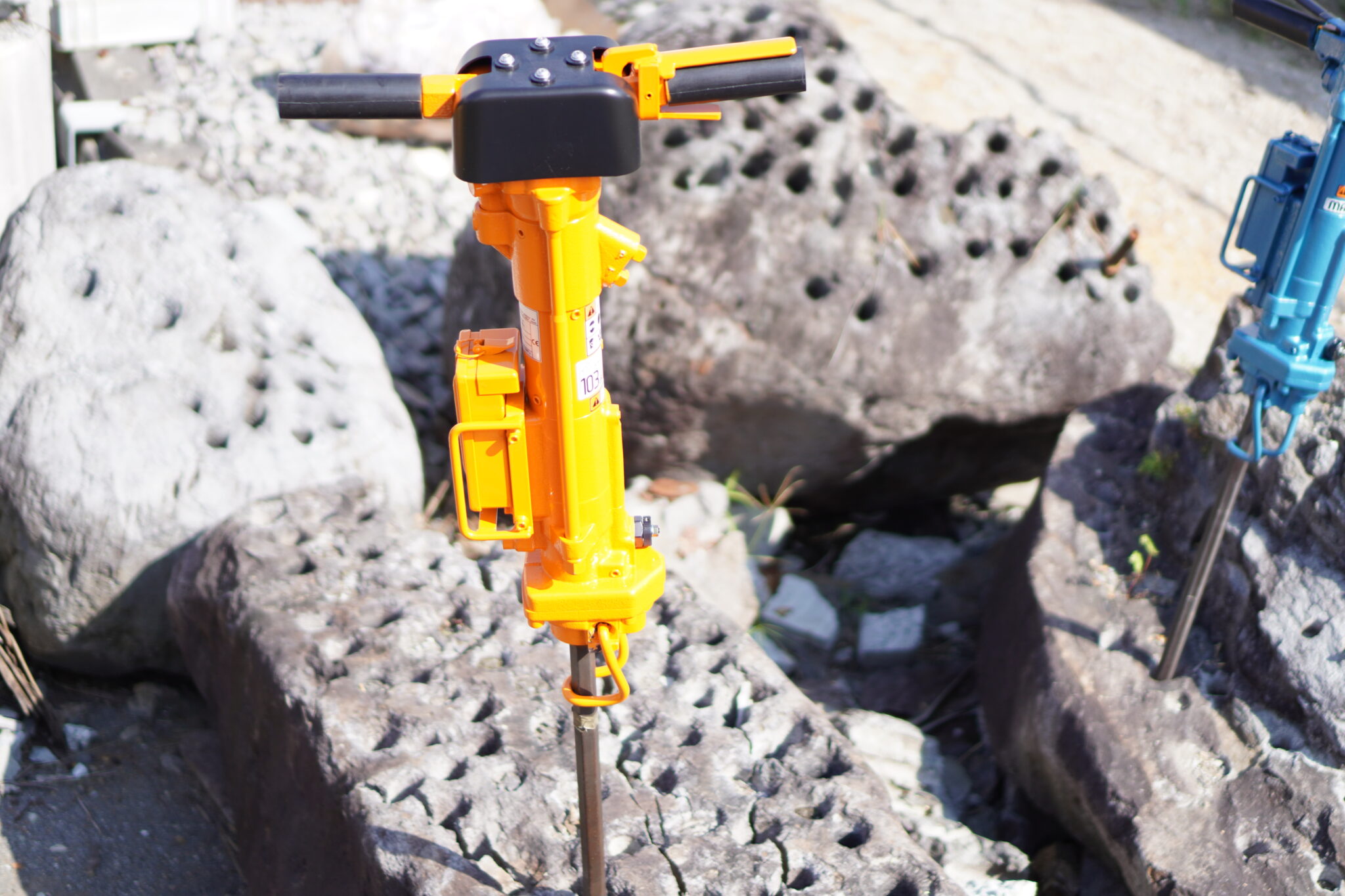 The One & Only hydraulic rock drill MARUZEN KOGYO CO., LTD